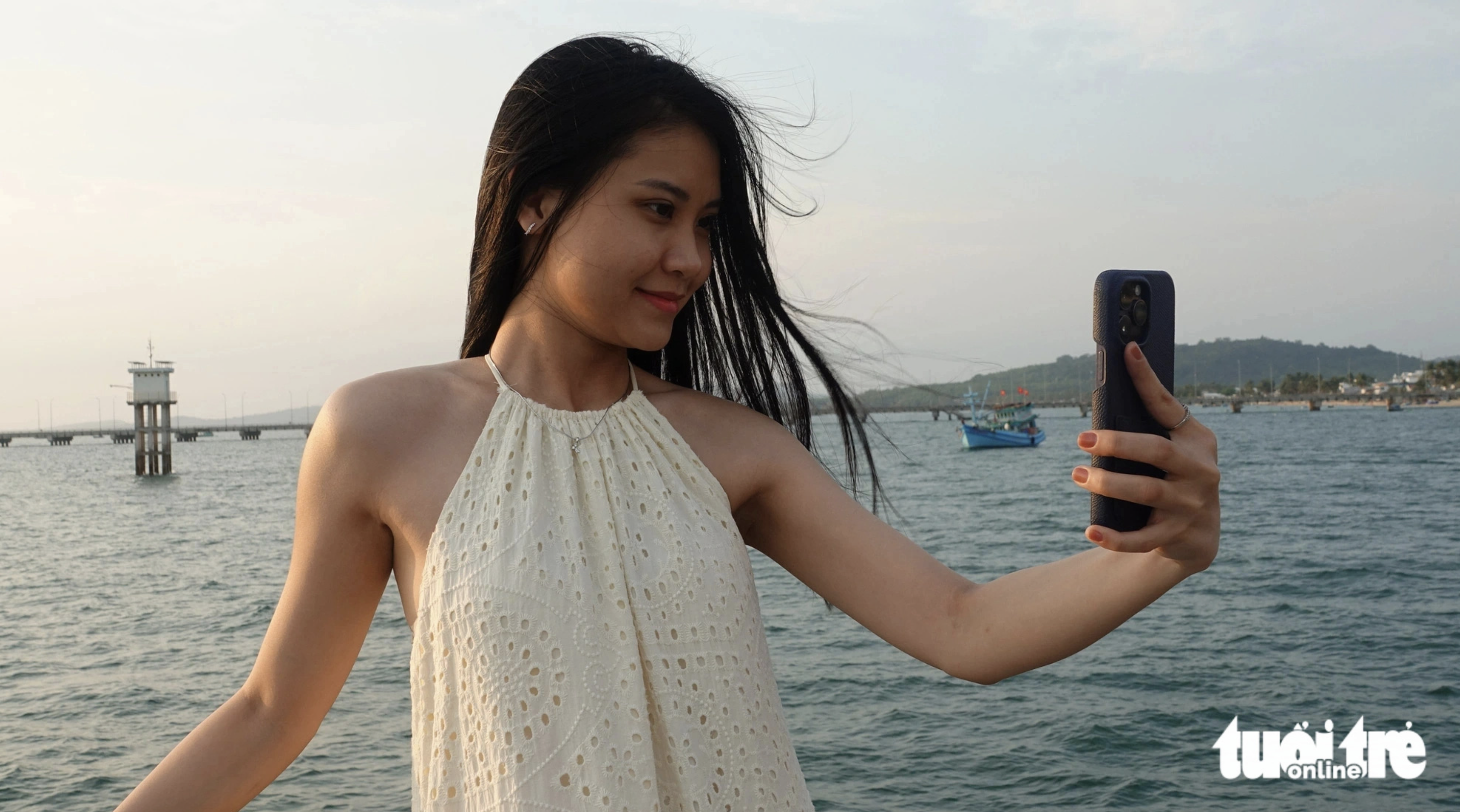 A tourist takes a selfie with the sea on Phu Quoc Island. Photo: Chi Cong / Tuoi Tre
