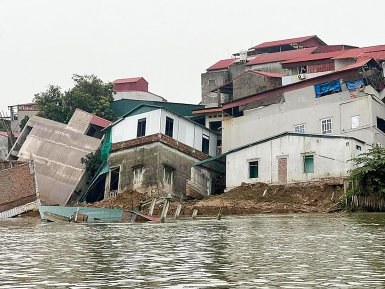 6 houses fall into river in northern Vietnam