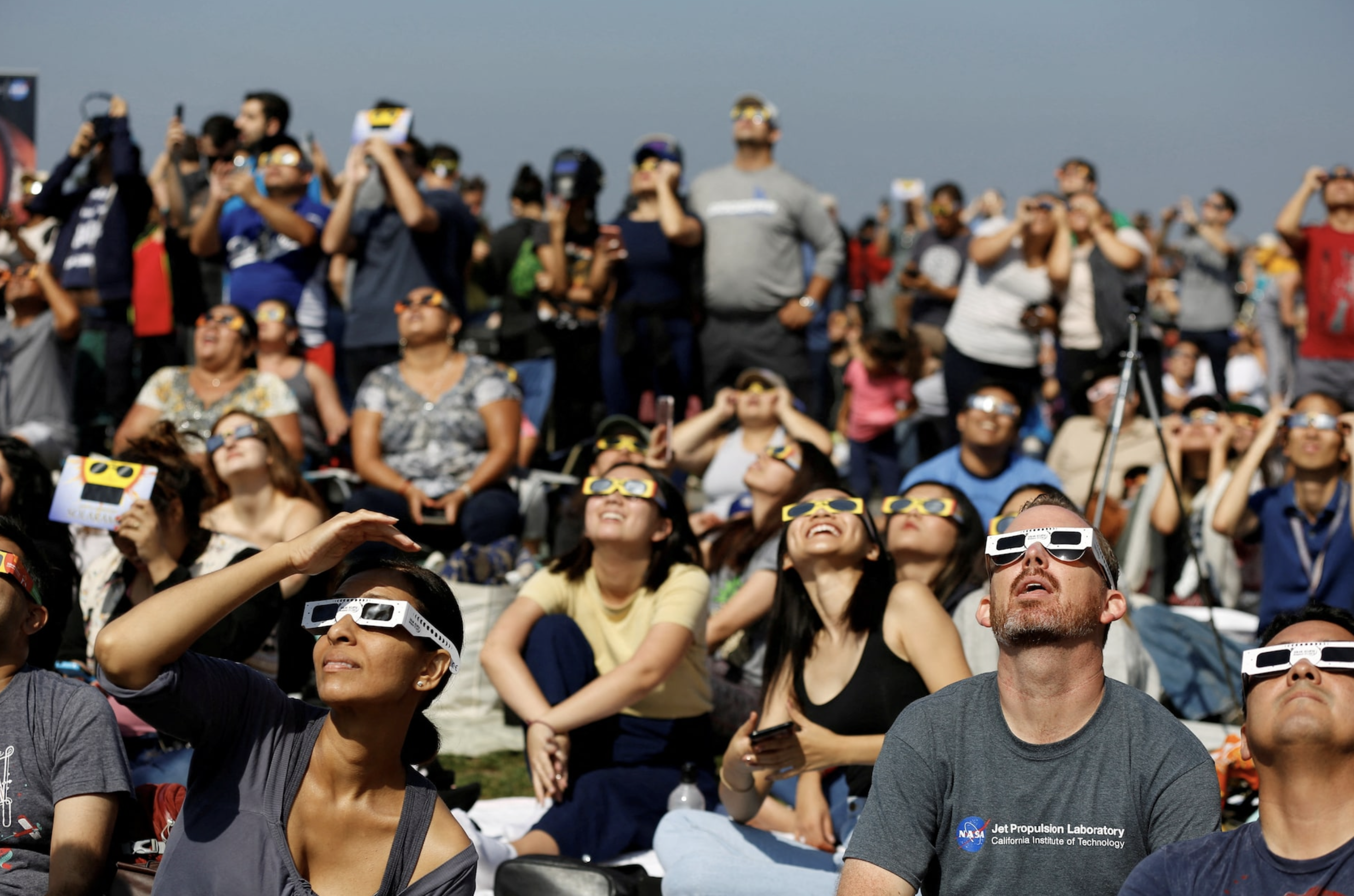 People watch the solar eclipse on the lawn of Griffith Observatory in Los Angeles, California, U.S., August 21, 2017. Photo: Reuters