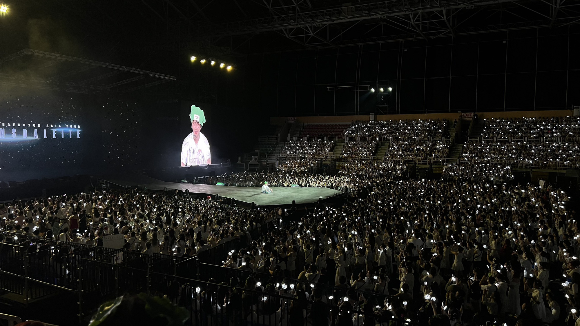 Fans fill the stands during Baekhyun’s solo Asia tour titled ‘Lonsdaleite’ in Ho Chi Minh City, April 7, 2024. Photo: _i.cyuinmei.dream_