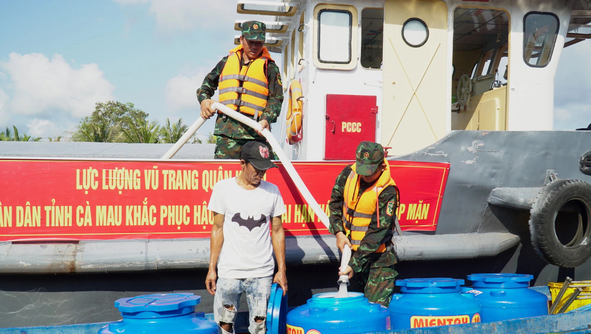 Military ships carry over 1,700cbm of fresh water to Vietnam’s water-deprived Ca Mau