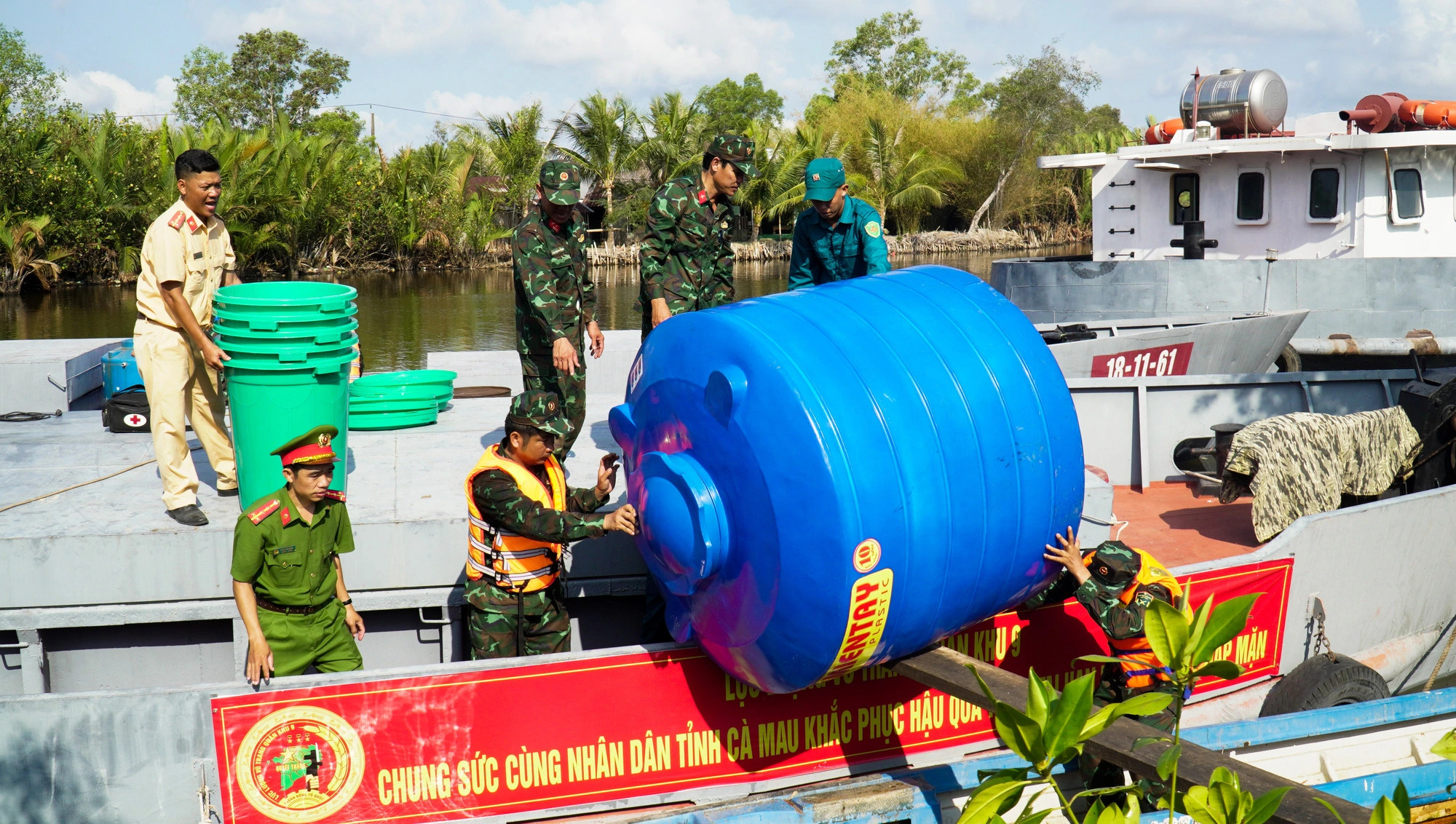 The Military Region 9 also provided hundreds of water containers for disadvantaged people in  water-stressed areas in Ca Mau Province, southern Vietnam. Photo: Thanh Huyen