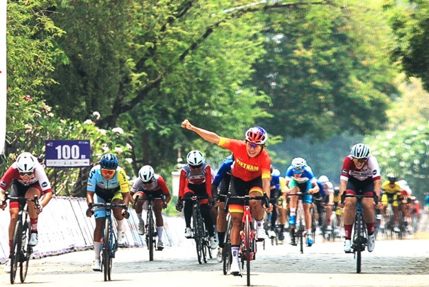 Vietnamese cyclist wins 1st stage of Tour of Thailand 2024