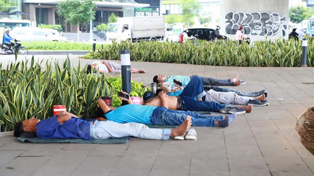 Residents seek shelter under bridges, trees amid sweltering heat in Ho Chi Minh City