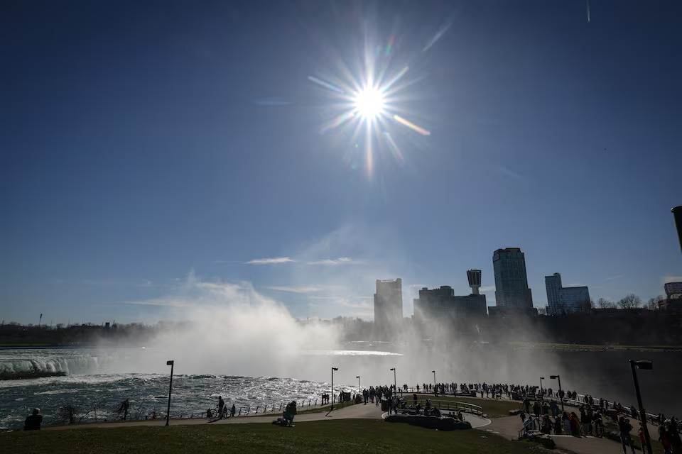 Tourists look at the Horseshoe Falls, ahead of the Solar Eclipse that will take place across parts of the United States and Canada on April 8, at Niagara Falls, New York, U.S., April 7, 2024. Photo: Reuters