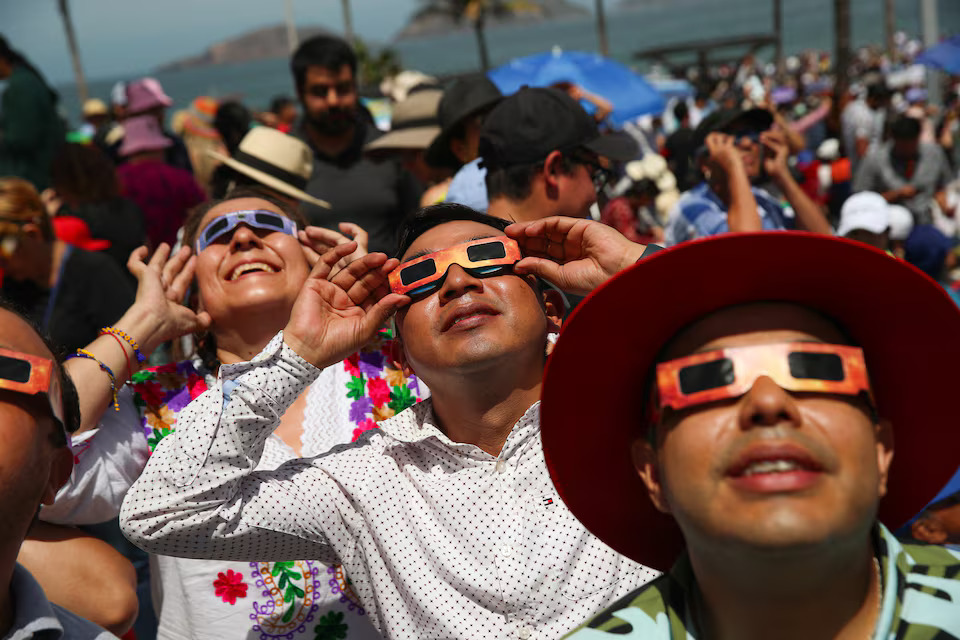 People use special protective glasses to observe a total solar eclipse in Mazatlan, Mexico April 8, 2024. Photo: Reuters