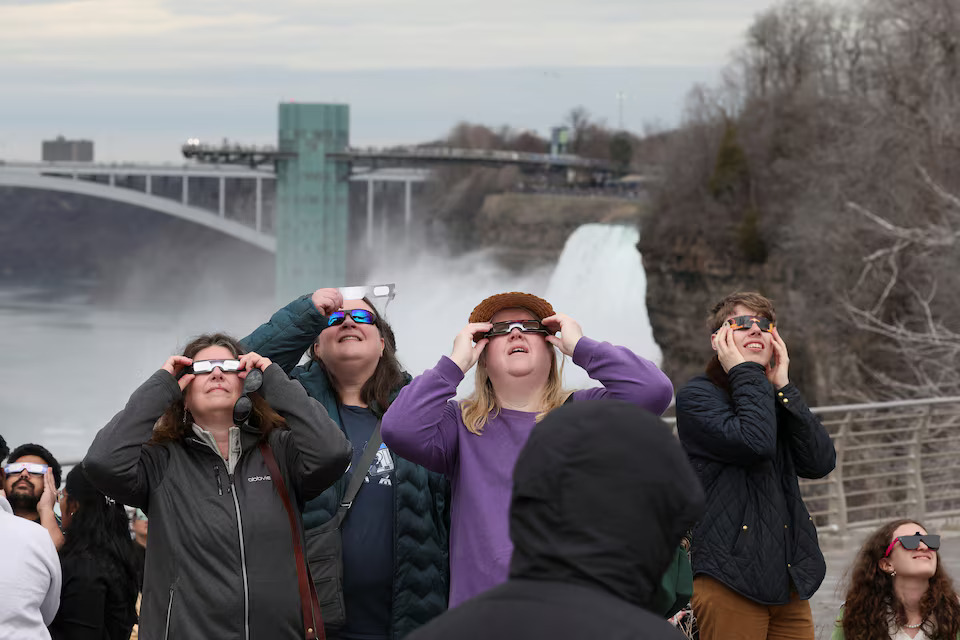 People look to the sky, ahead of a total solar eclipse, where the moon will blot out the sun, at Niagara Falls, New York, U.S. April 8, 2024. Photo: Reuters