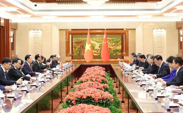 The talk between the two delegations of Vietnam (L) and China led by the respective top legislators of the two countries, Vuong Dinh Hue and Zhao Leji, in Beijing on April 8, 2024. Photo: Gia Han / Tuoi Tre