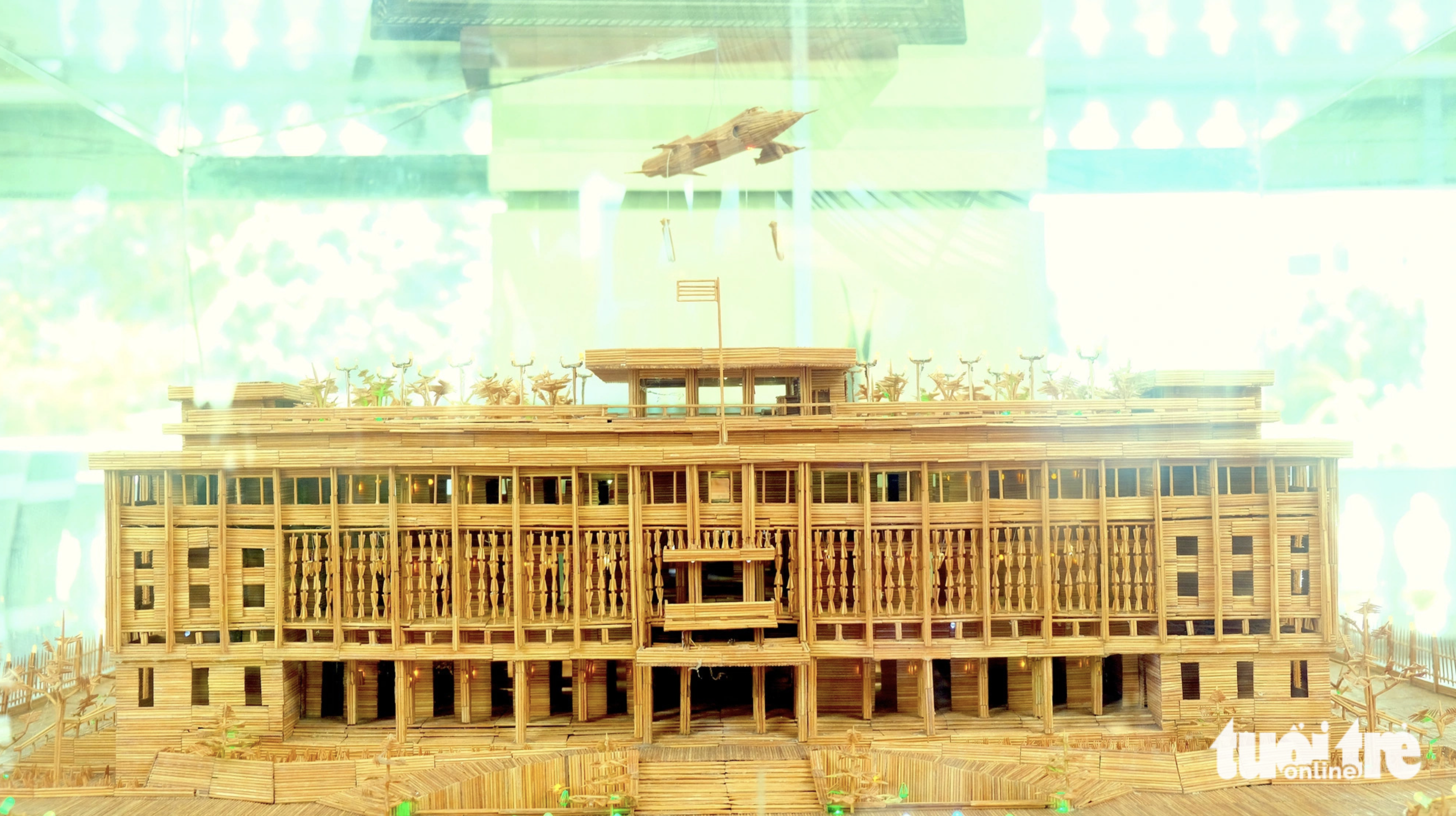 A closer look at a replica of the Reunification Palace meticulously crafted from bamboo toothpicks. Photo: Dang Tuyet / Tuoi Tre