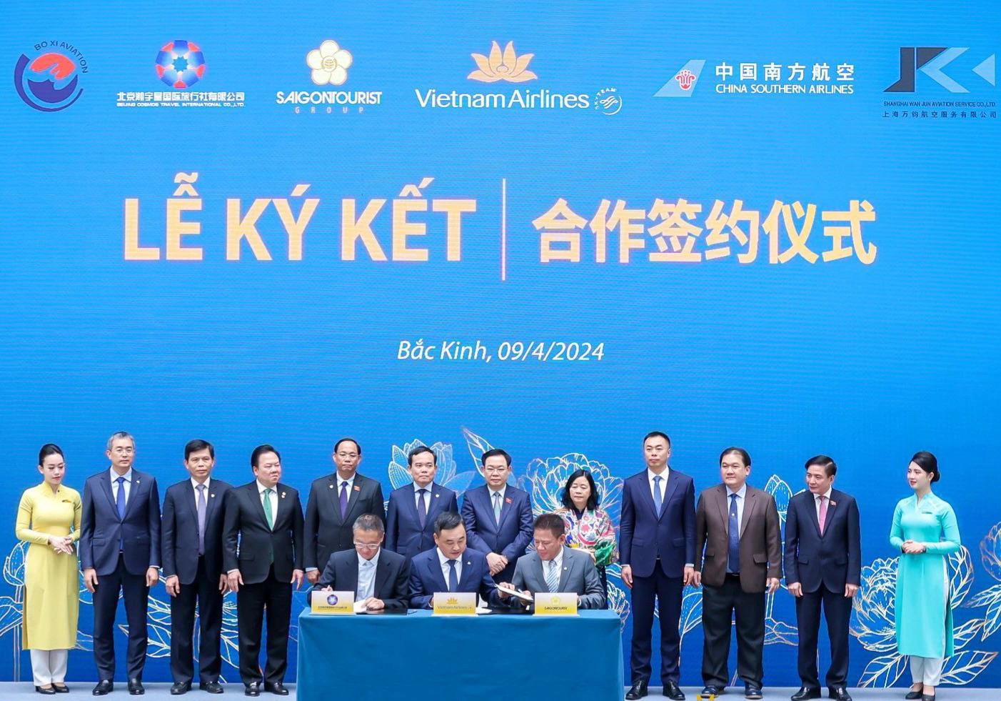 Vietnam Airlines, Saigontourist Group, and Beijing Cosmo Travel International Company representatives sign a memorandum of understanding related to tourism in Beijing, China, April 9, 2024. Photo: Supplied