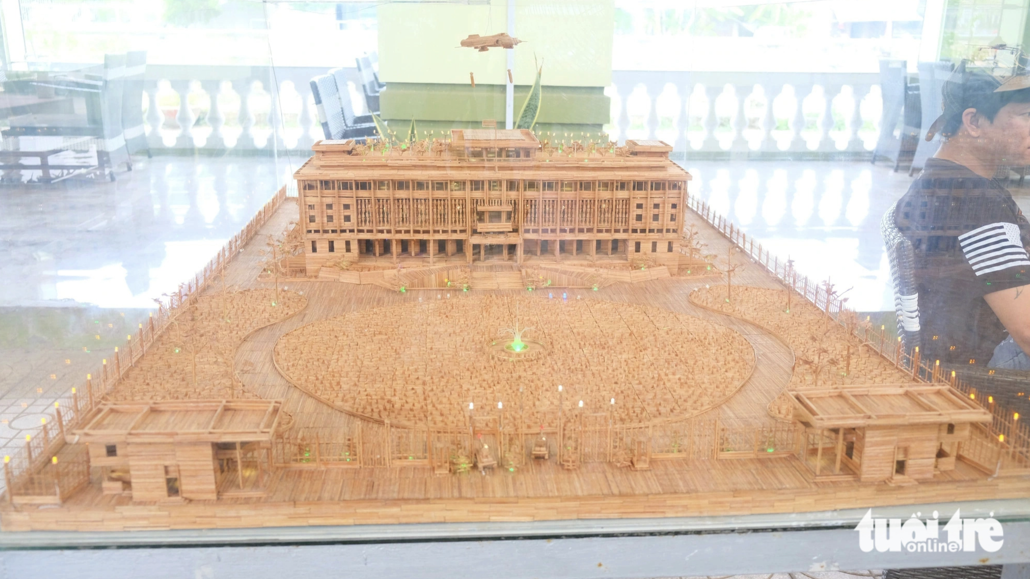 An overview of a toothpick model of the Reunification Palace. Photo: Dang Tuyet / Tuoi Tre