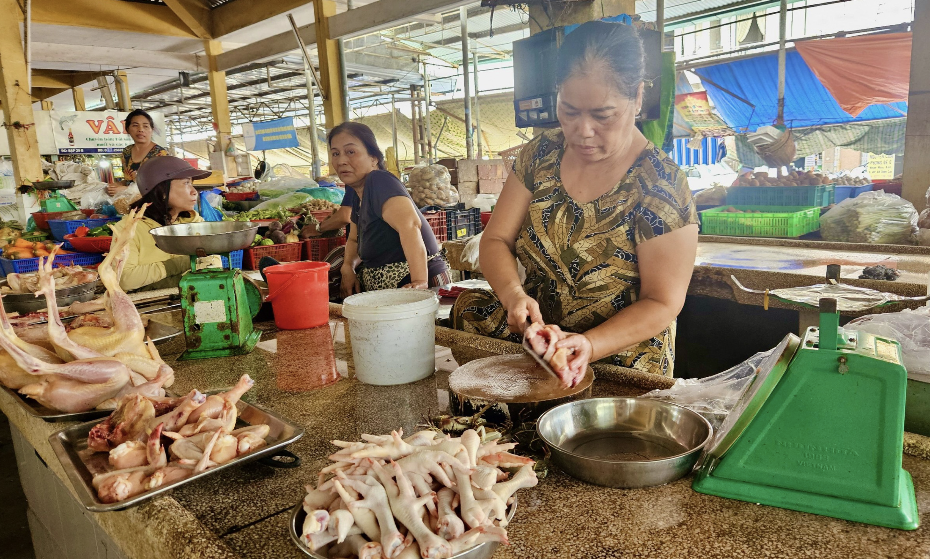 A stall of chicken at Xom Moi Market in Nha Trang City, Khanh Hoa Province, south-central Vietnam is pictured serving no customers. Photo: Minh Chien / Tuoi Tre