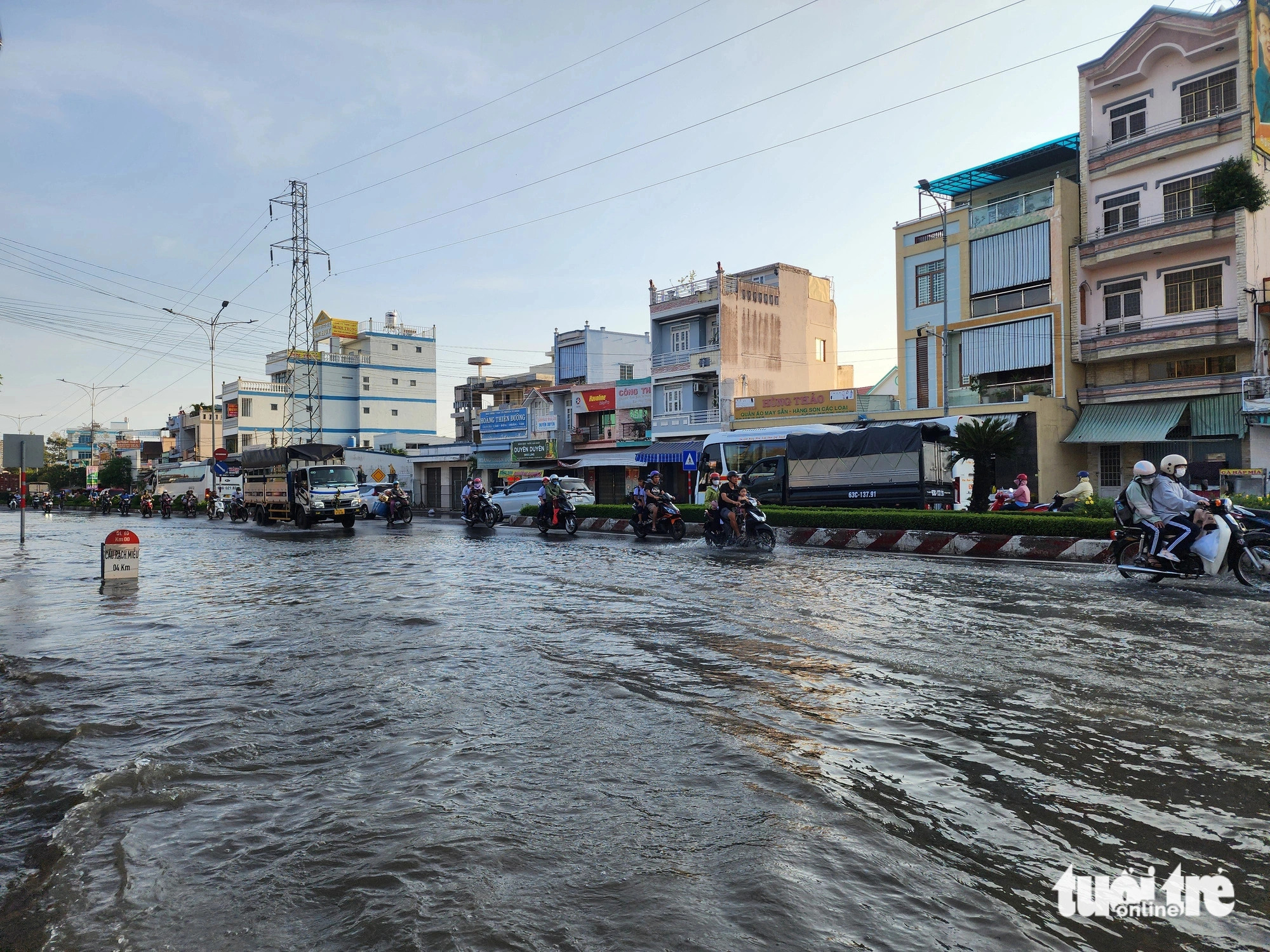 Vehicles travel on a flooded road in the Trung Luong Intersection in My Tho City, Tien Giang Province, southern Vietnam, April 11, 2024. Photo: Hoai Thuong / Tuoi Tre