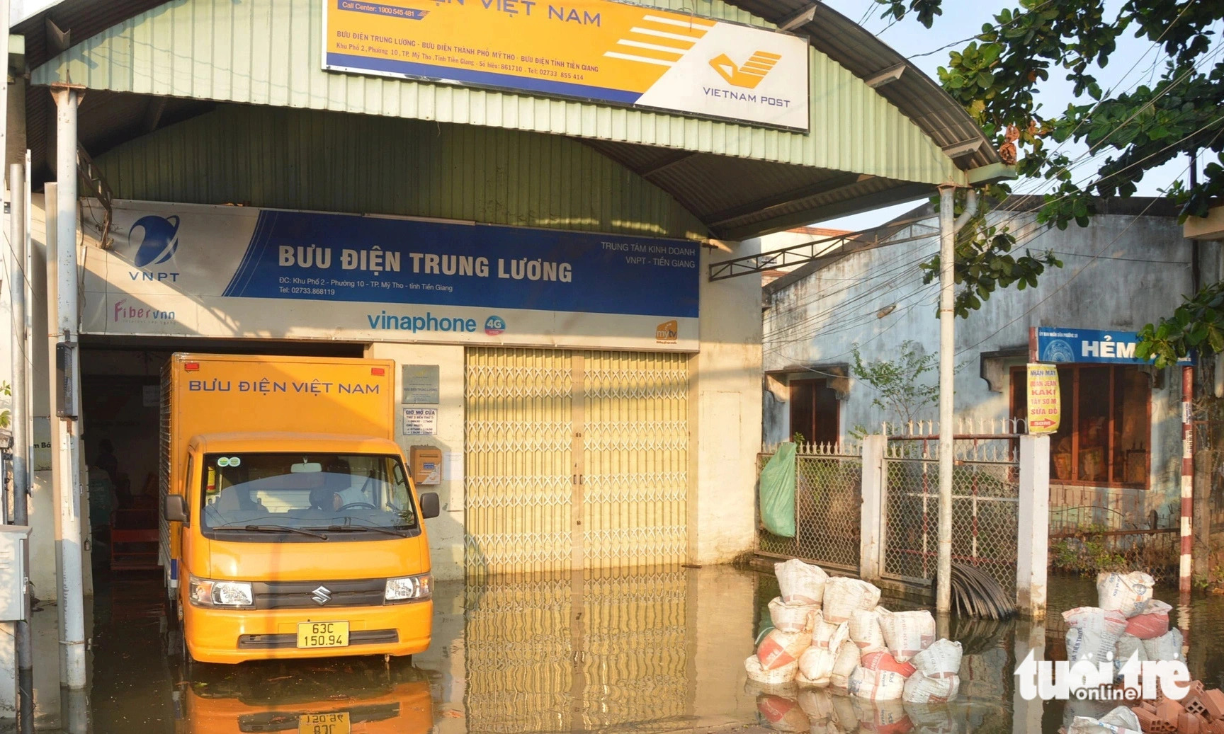 A post office is inundated with water due to high tides in My Tho City, Tien Giang Province, southern Vietnam, April 11, 2024. Photo: Hoai Thuong / Tuoi Tre