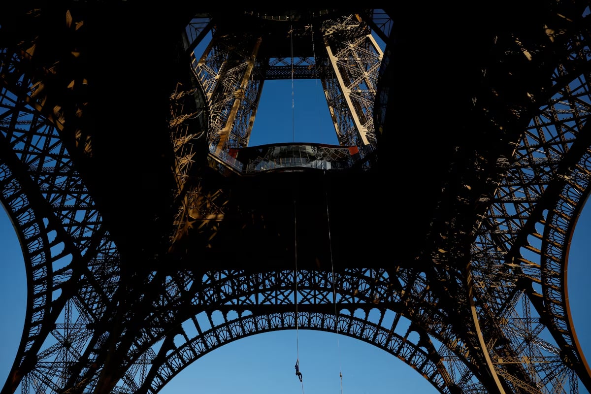 French athlete breaks world record after climbing Eiffel Tower