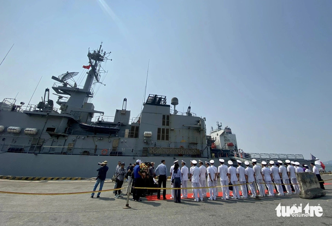 Vietnamese naval, coast guard and other officers gather at Tien Sa Port in central Vietnam’s Da Nang City on April 11, 2024 to welcome the French Navy’s frigate Vendemiaire. Photo: Truong Trung / Tuoi Tre