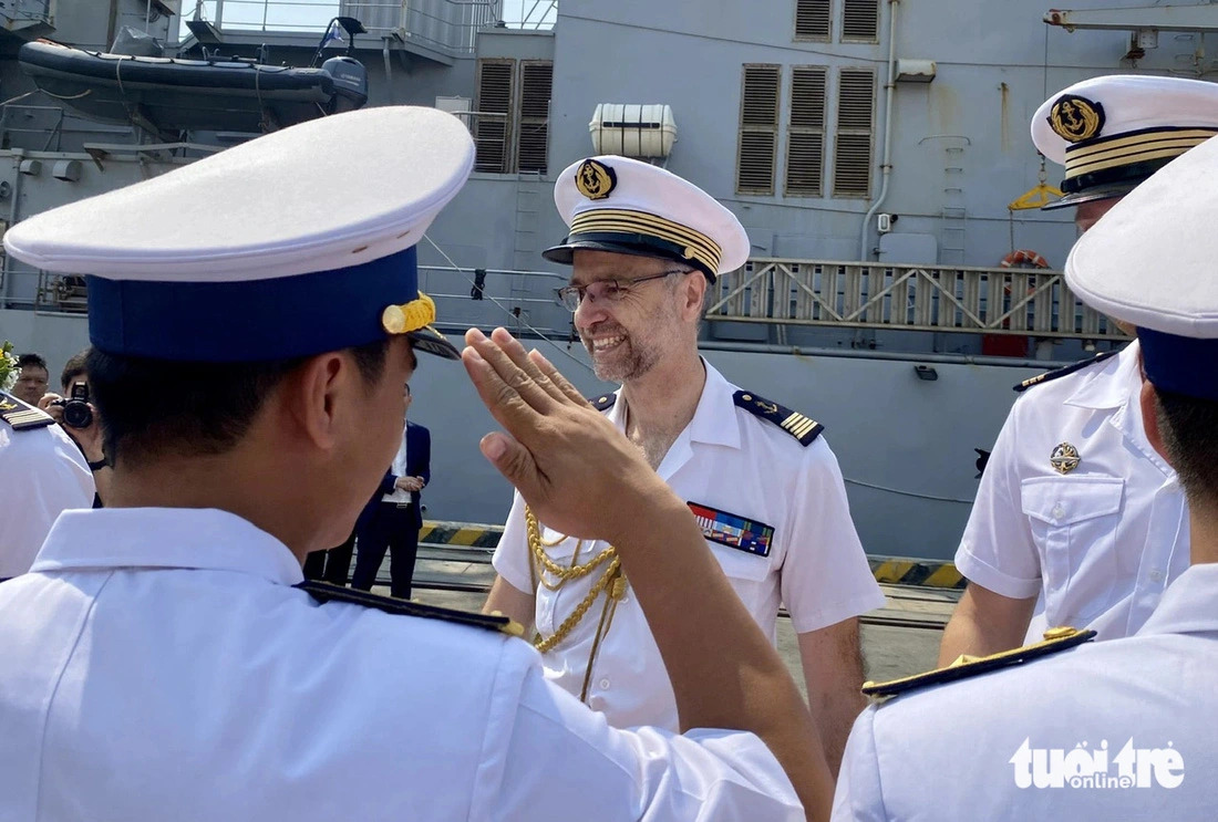 Vietnamese naval officers are seen saluting their visiting French counterparts from the French Navy’s frigate Vendemiaire at Tien Sa Port in central Vietnam’s Da Nang City on April 11, 2024. Photo: Truong Trung / Tuoi Tre