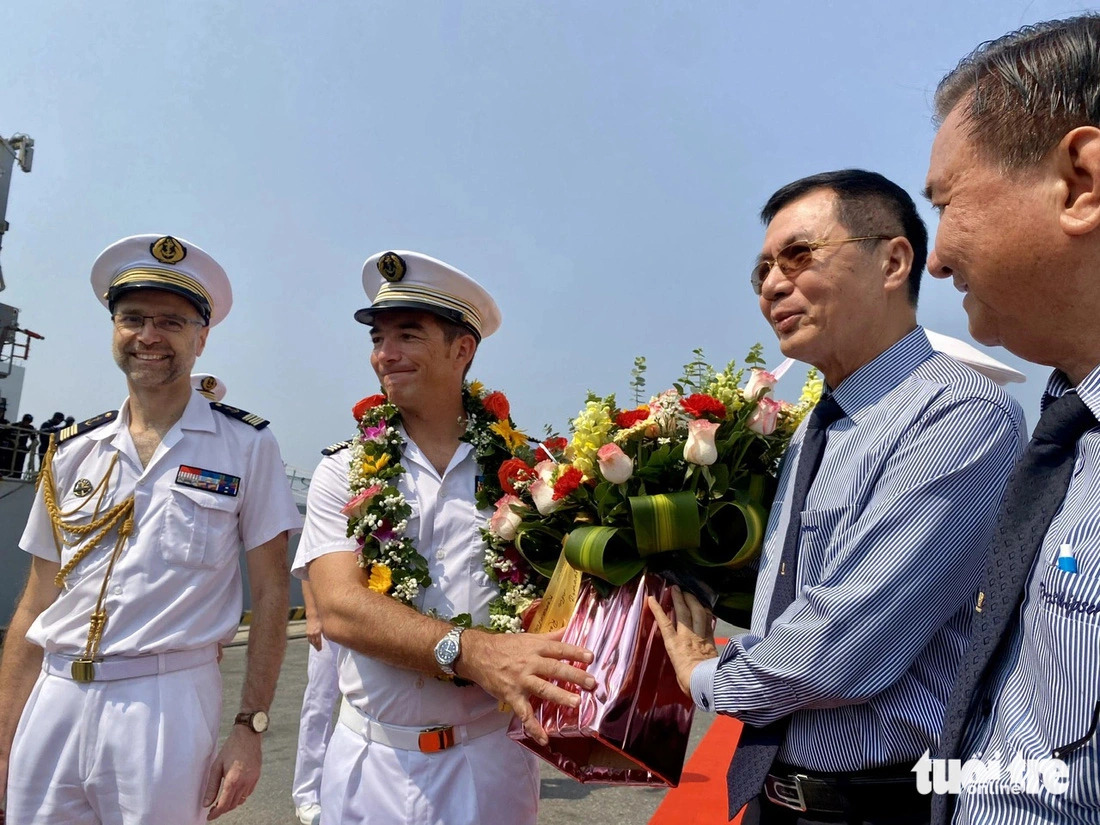 Vietnamese officials present flowers to French Navy’s frigate Vendemiaire representatives at Tien Sa Port in central Vietnam’s Da Nang City on April 11, 2024. Photo: Truong Trung / Tuoi Tre