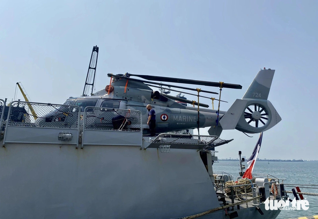 A Dauphin-type helicopter is seen on board frigate Vendemiaire of the French Navy at Tien Sa Port in central Vietnam’s Da Nang City on April 11, 2024. Photo: Truong Trung / Tuoi Tre