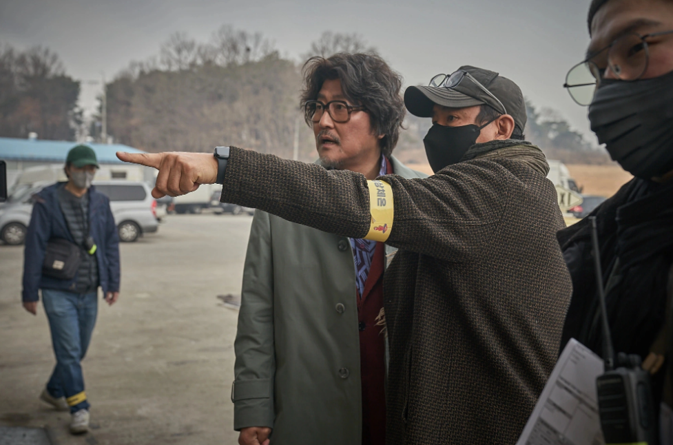 Kim Jee Woon (R, 2nd), a famed South Korean director, shooting comedy-drama ‘Cobweb.’ Photo: CJ Entertainment