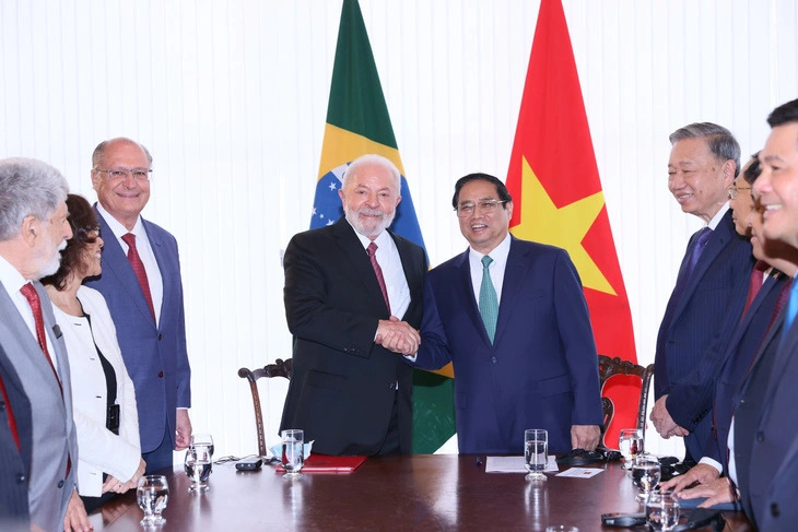 Vietnam’s Prime Minister Pham Minh Chinh (L) shakes hands with Brazilian President Lula da Silva during his official visit to Brazil in September 2023. Photo: Vietnam News Agency