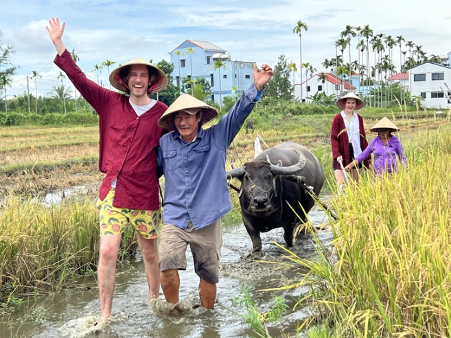 Foreign tourists keen on experiencing farm life in central Vietnam