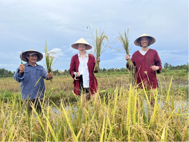 Two foreign travelers experience farm life in Hoi An City, Quang Nam Province. Photo: B.D. / Tuoi Tre