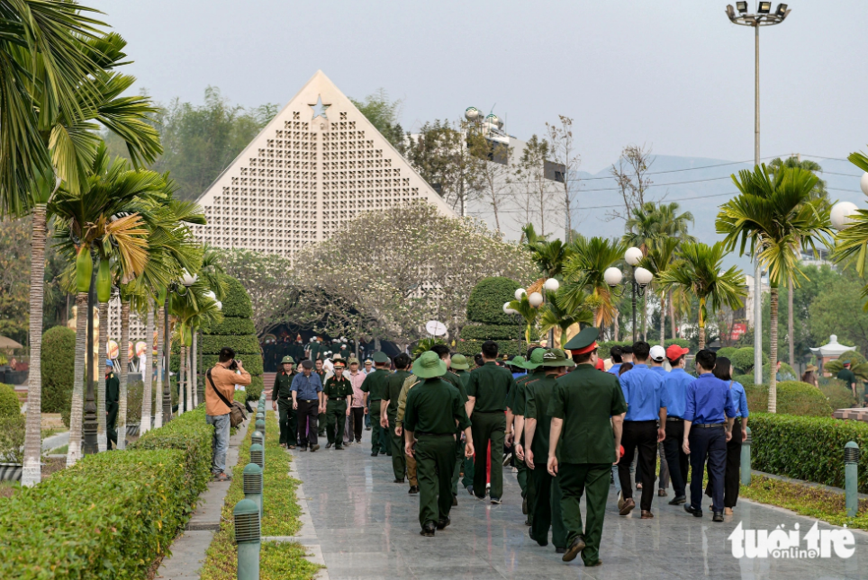 War veterans visit the Dien Bien Phu Martyrs’ Cemetery to pay tribute to the country’s fallen soldiers. Photo: Tuoi Tre