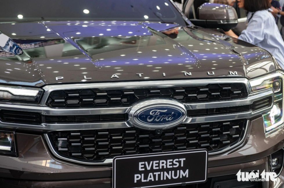 The Ford Everest Platinum 2024 is much different from the Titanium version, with a unique grille design being a highlight of the car. Photo: Tuoi Tre