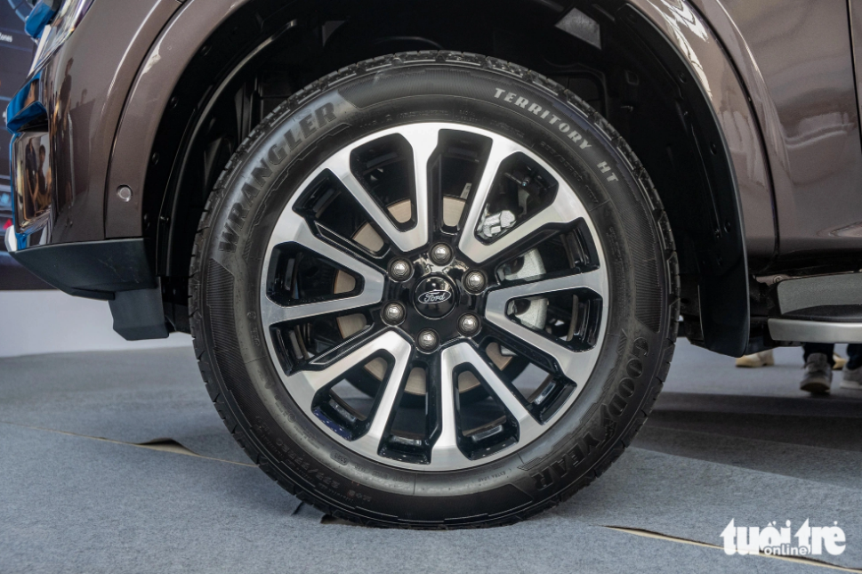 The Ford Everest Platinum features six-spoke 20-inch wheels. Photo: Tuoi Tre