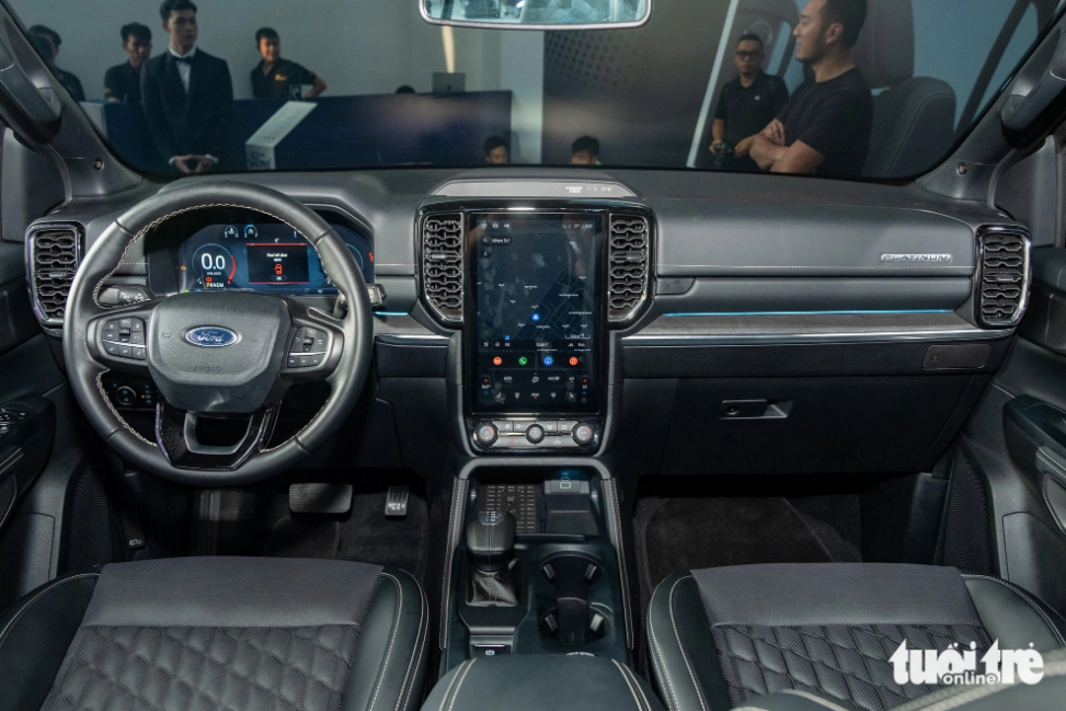 The interior of the Ford Everest Platinum is equipped with heated and ventilated leather-accented seats for both the driver and passenger, featuring a 10-way power adjustment for the driver along with a memory function. Photo: Tuoi Tre