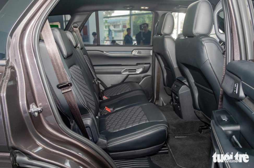 The Ford Everest Platinum features an electronic gearbox, a four-wheel drive system, a 12-inch center touchscreen, and a panoramic roofing. Photo: Tuoi Tre