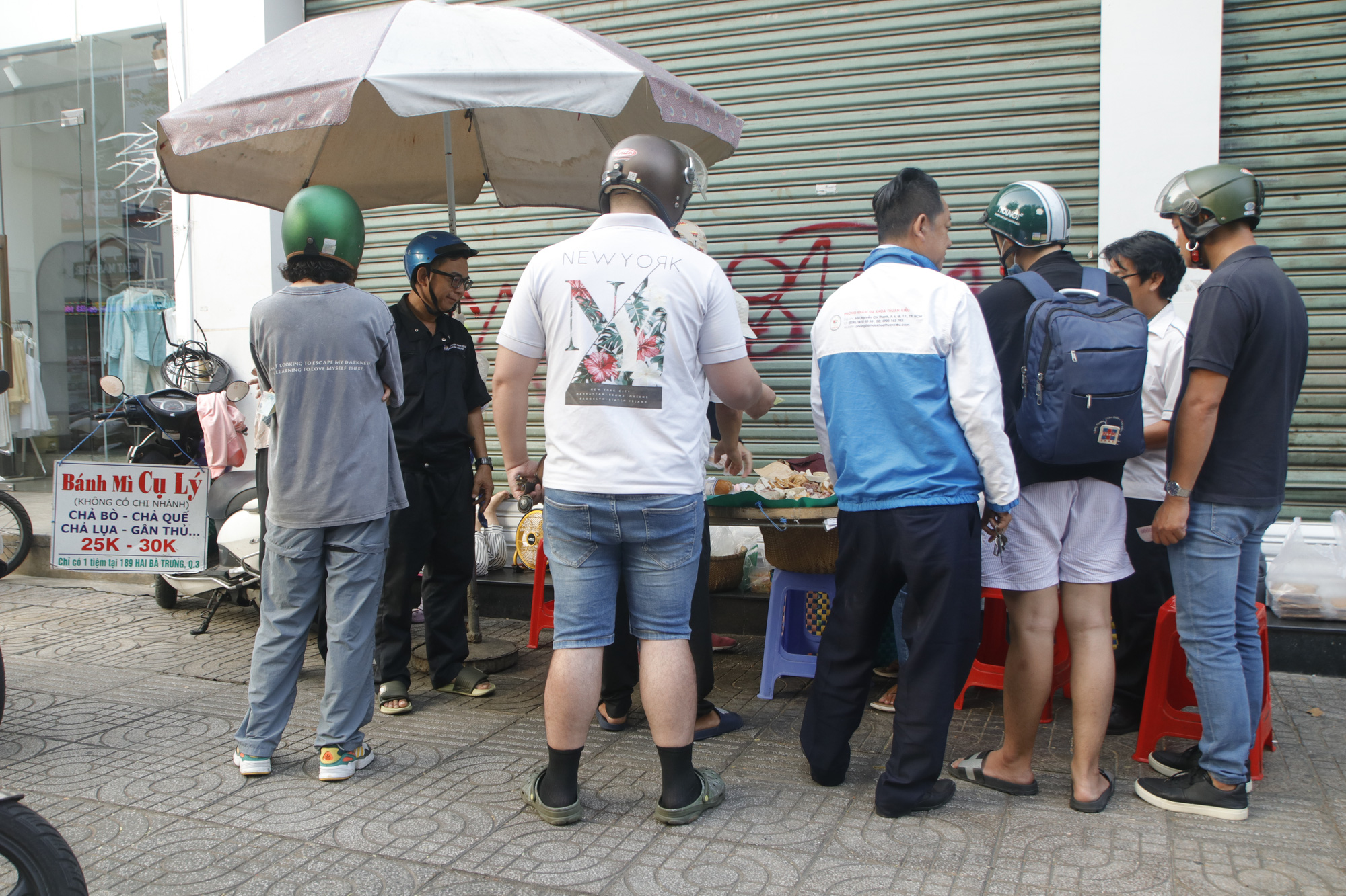 Customers crowd Mr. Ly’s 'banh mi' stall on Hai Ba Trung Street in District 3, Ho Chi Minh City. Photo: Ho Lam / Tuoi Tre