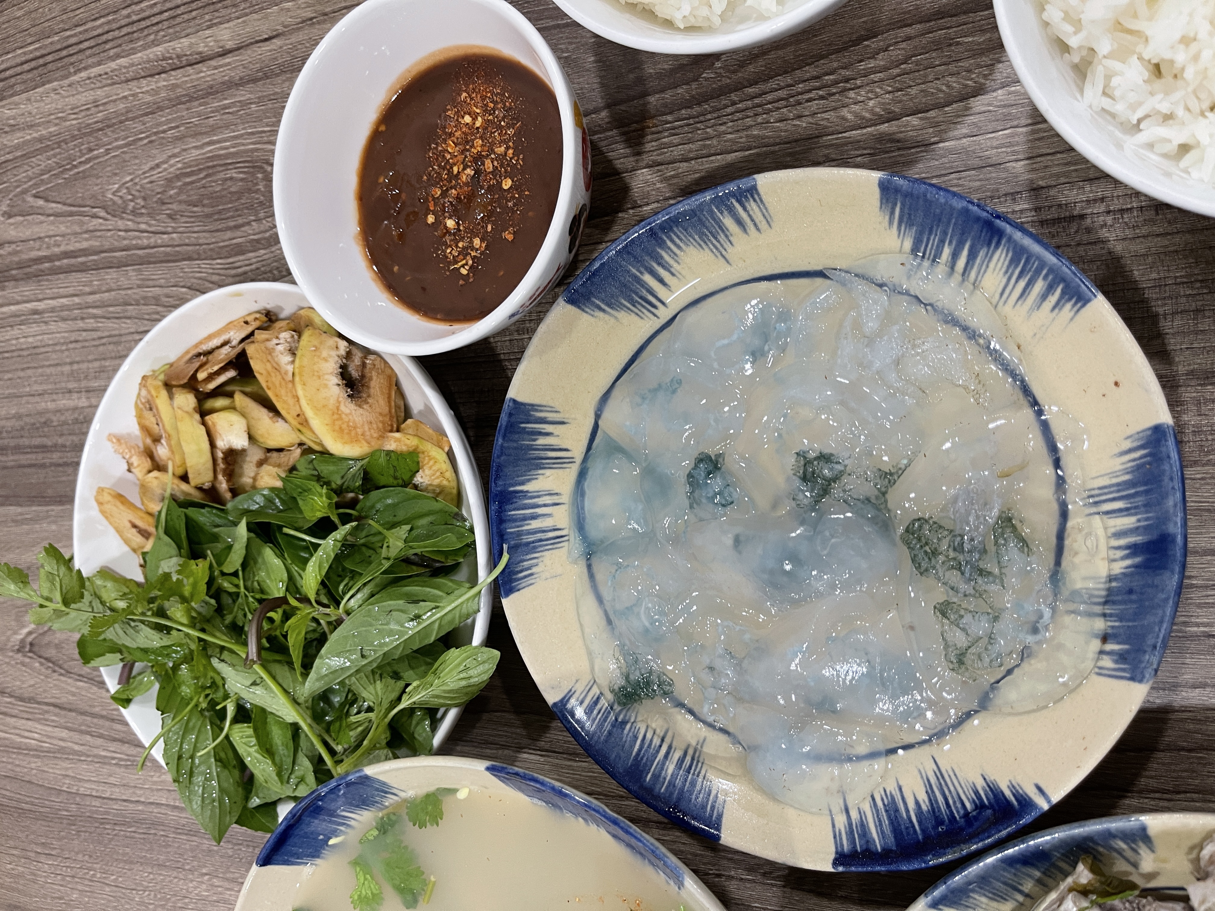 'Con nuốc' (Catostylus townsendi) is served with herbs and green roxburgh at a family meal in Ho Chi Minh City. Photo: Dong Nguyen / Tuoi Tre News