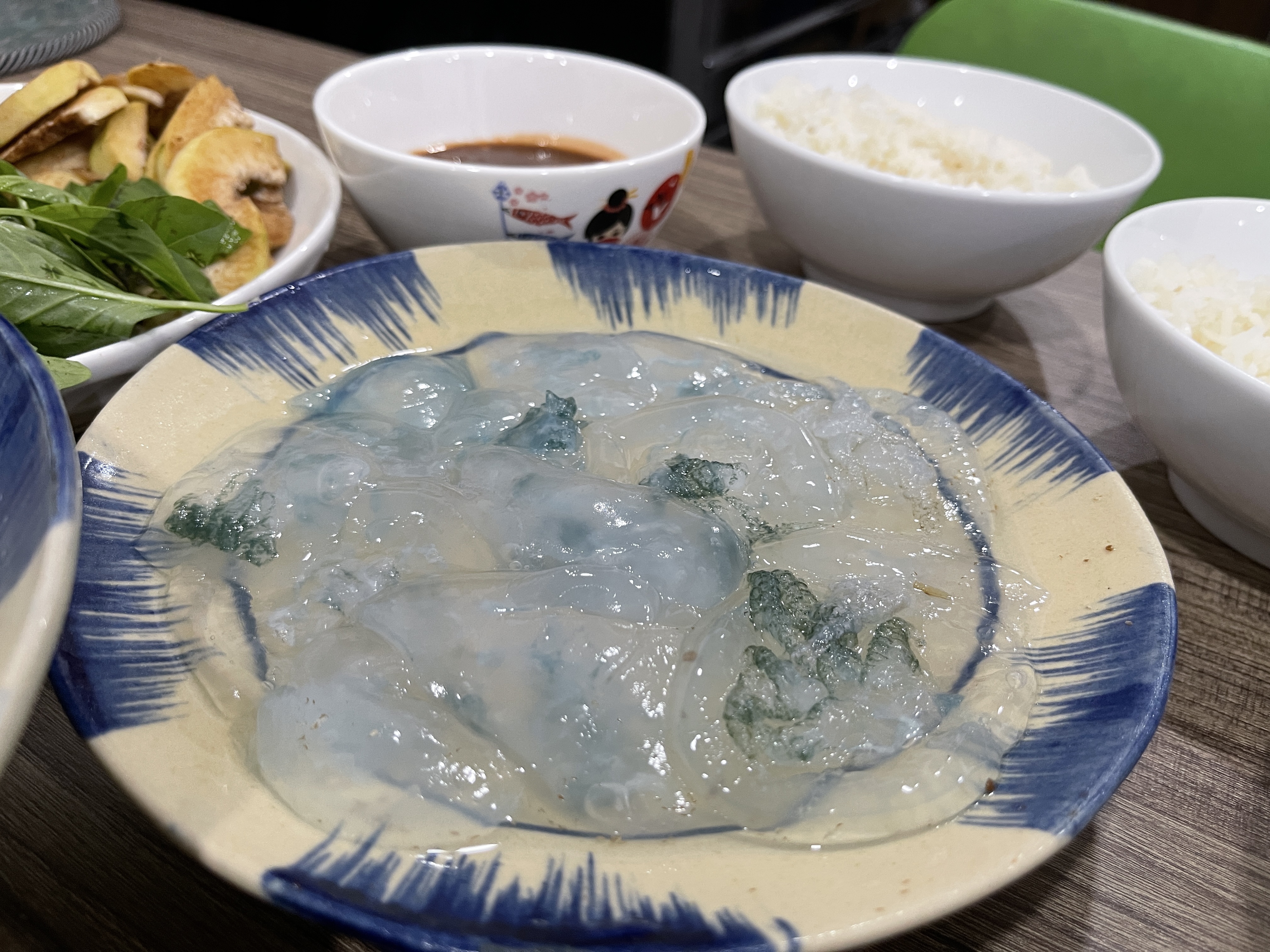 'Con nuốc' (Catostylus townsendi) is served with herbs and green roxburgh at a family meal in Ho Chi Minh City. Photo: Dong Nguyen / Tuoi Tre News