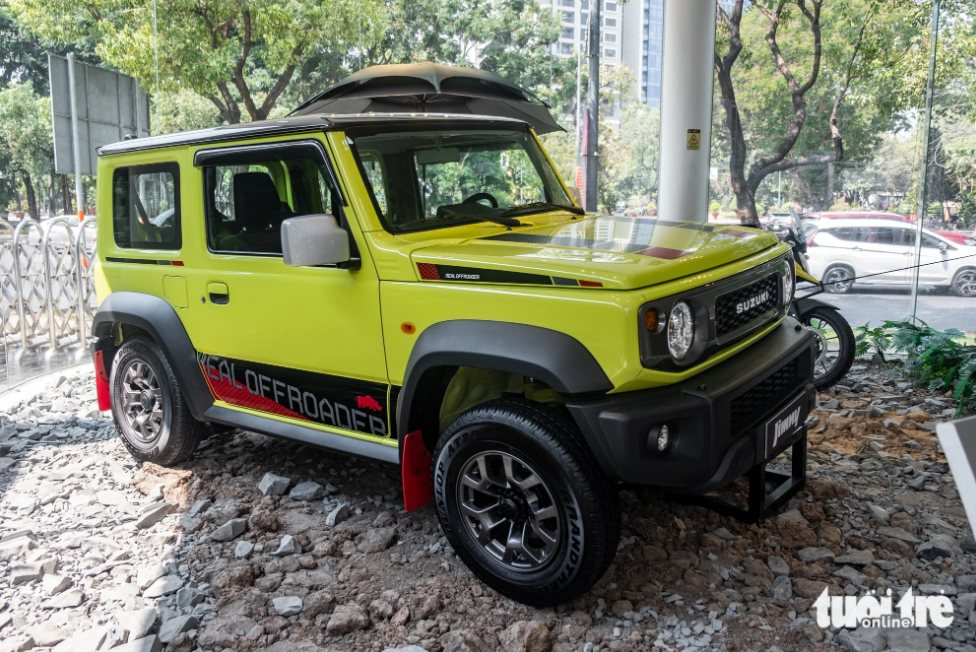 The Suzuki Jimny measures 3.625 meters long, and 1.645 meters wide, and has a wheelbase of 2.250 meters. Photo: Tuoi Tre