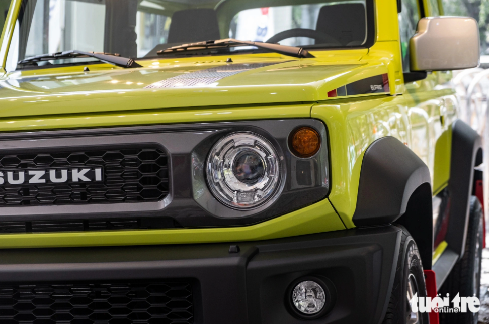 The Suzuki Jimny features automated LED projector headlights. Photo: Tuoi Tre