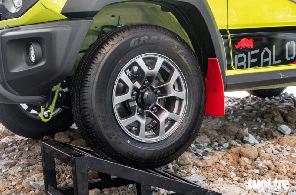 The Suzuki Jimny has five-double spoke 15-inch wheels. Photo: Tuoi Tre