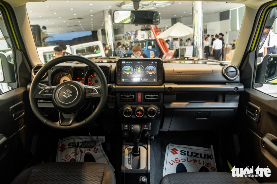 The interior of the Suzuki Jimny is equipped with a nine-inch screen, and a single-zone automatic vehicle climate control system. Photo: Tuoi Tre