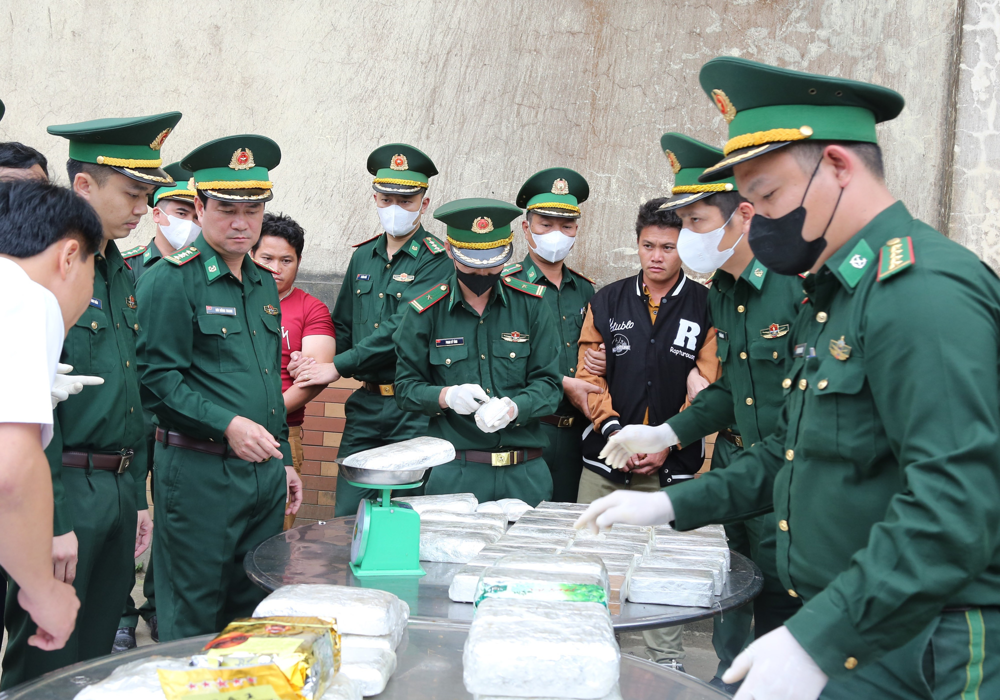 Vietnamese border guards bust drug trafficking operation from Laos
