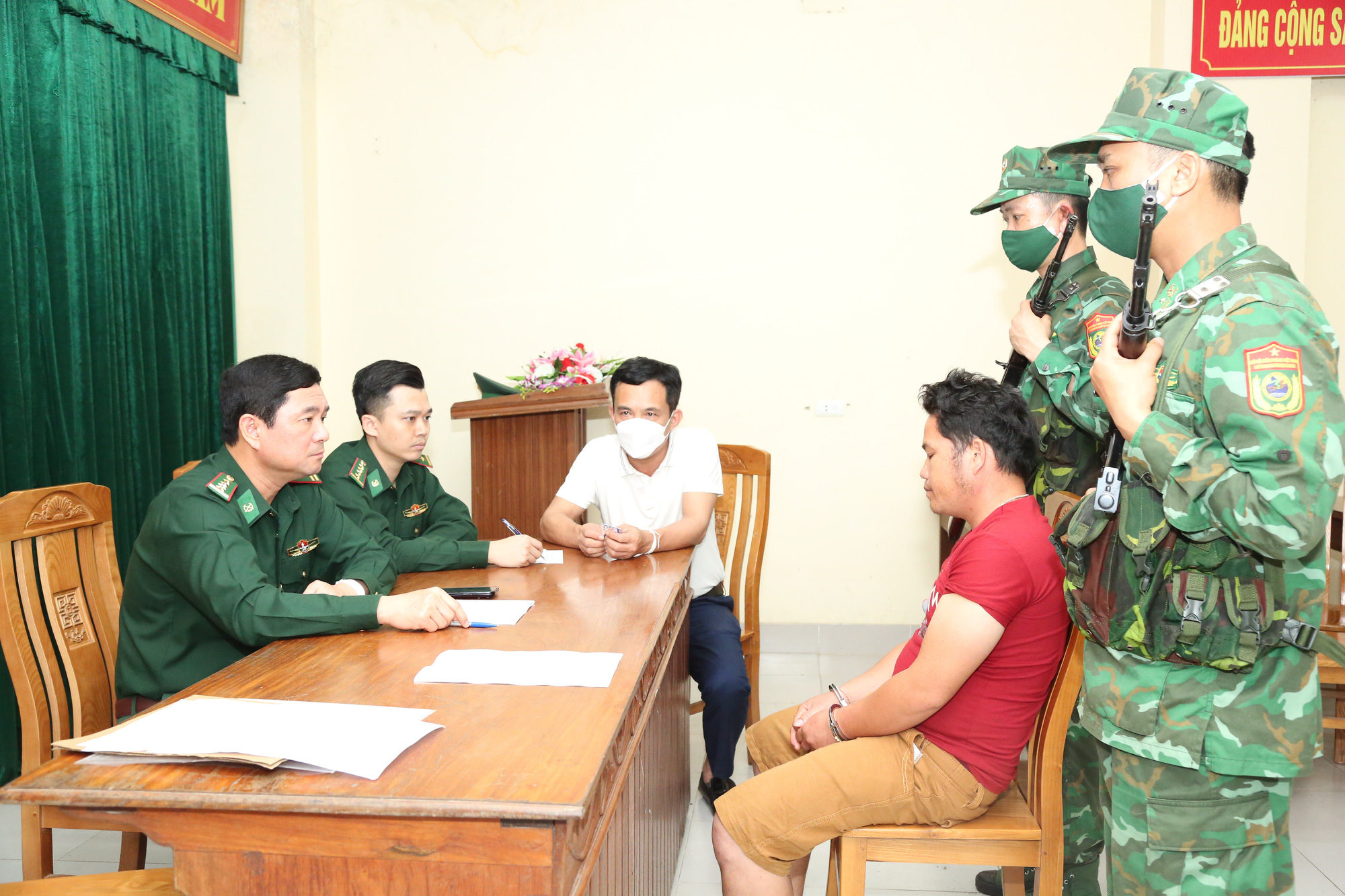 A Lao suspect (in red T-shirt) at the interrogation for testimony in Ha Tinh Province, north-central Vietnam, April 11, 2024. Photo: H.A. / Tuoi Tre