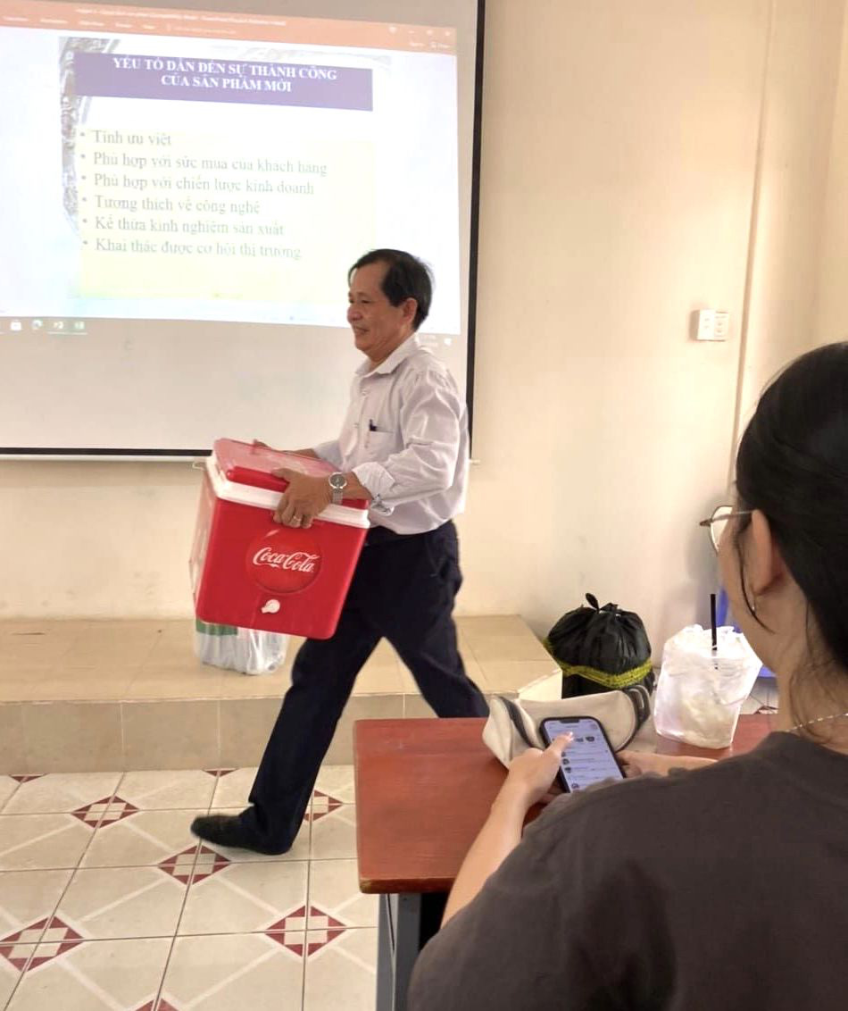 Dr. Le Quang Thong from the economics faculty at Ho Chi Minh City University of Agriculture and Forestry carries a bucket storing iced soft drinks that he prepared at home to his classroom to offer to students, April 11, 2024. Photo: Facebook