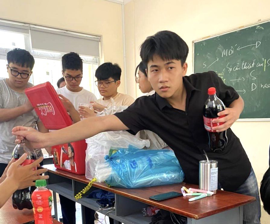 Students receive iced soft drinks distributed by Dr. Le Quang Thong from the economics faculty at Ho Chi Minh City University of Agriculture and Forestry, April 11, 2024. Photo: Facebook