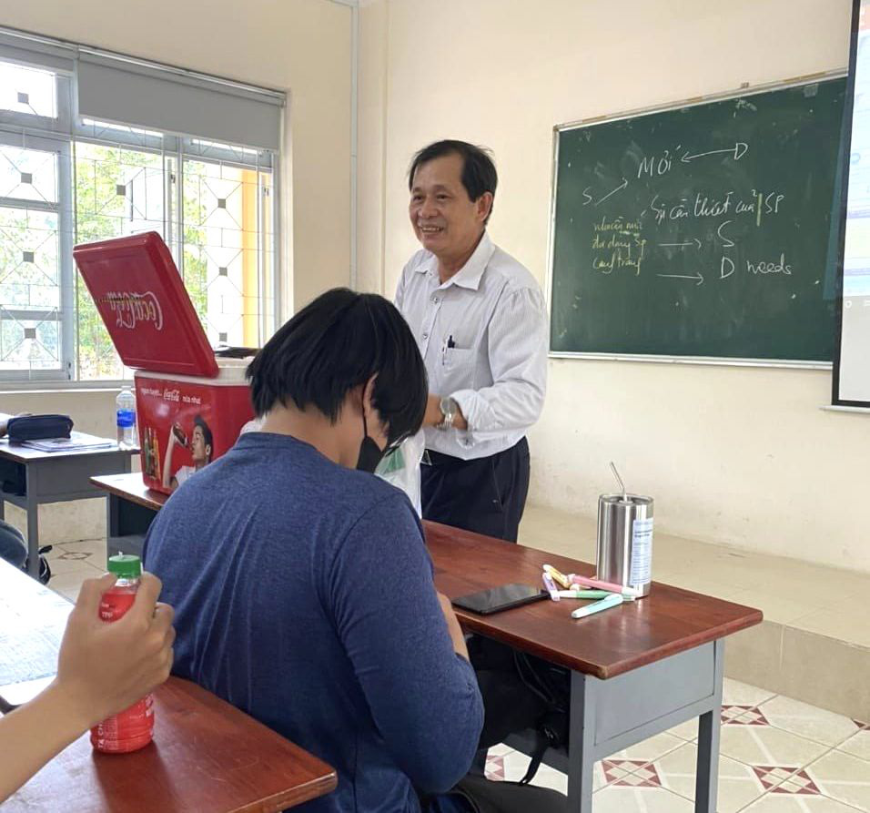 Dr. Le Quang Thong from the economics faculty at Ho Chi Minh City University of Agriculture and Forestry distributes iced soft drinks to his students, April 11, 2024. Photo: Facebook
