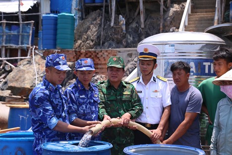 Vessel carries 350,000 liter of fresh water to water-deprived island in Vietnam’s Ca Mau