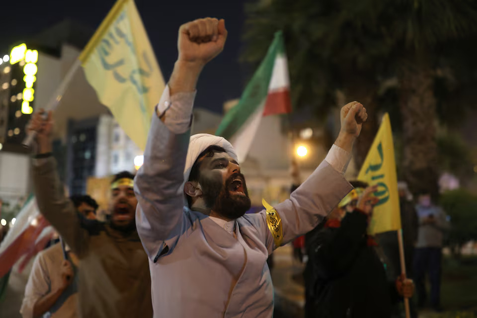 Iranians celebrate on a street, after the IRGC attack on Israel, in Tehran, Iran, April 14, 2024. Photo: Reuters