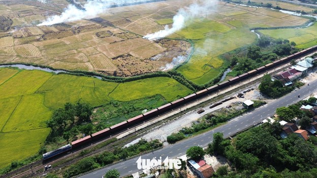 A train with over 20 carriages stops at Hao Son Station in Phu Yen Province due to the tunnel landslide. Photo: Nguyen Hoang / Tuoi Tre