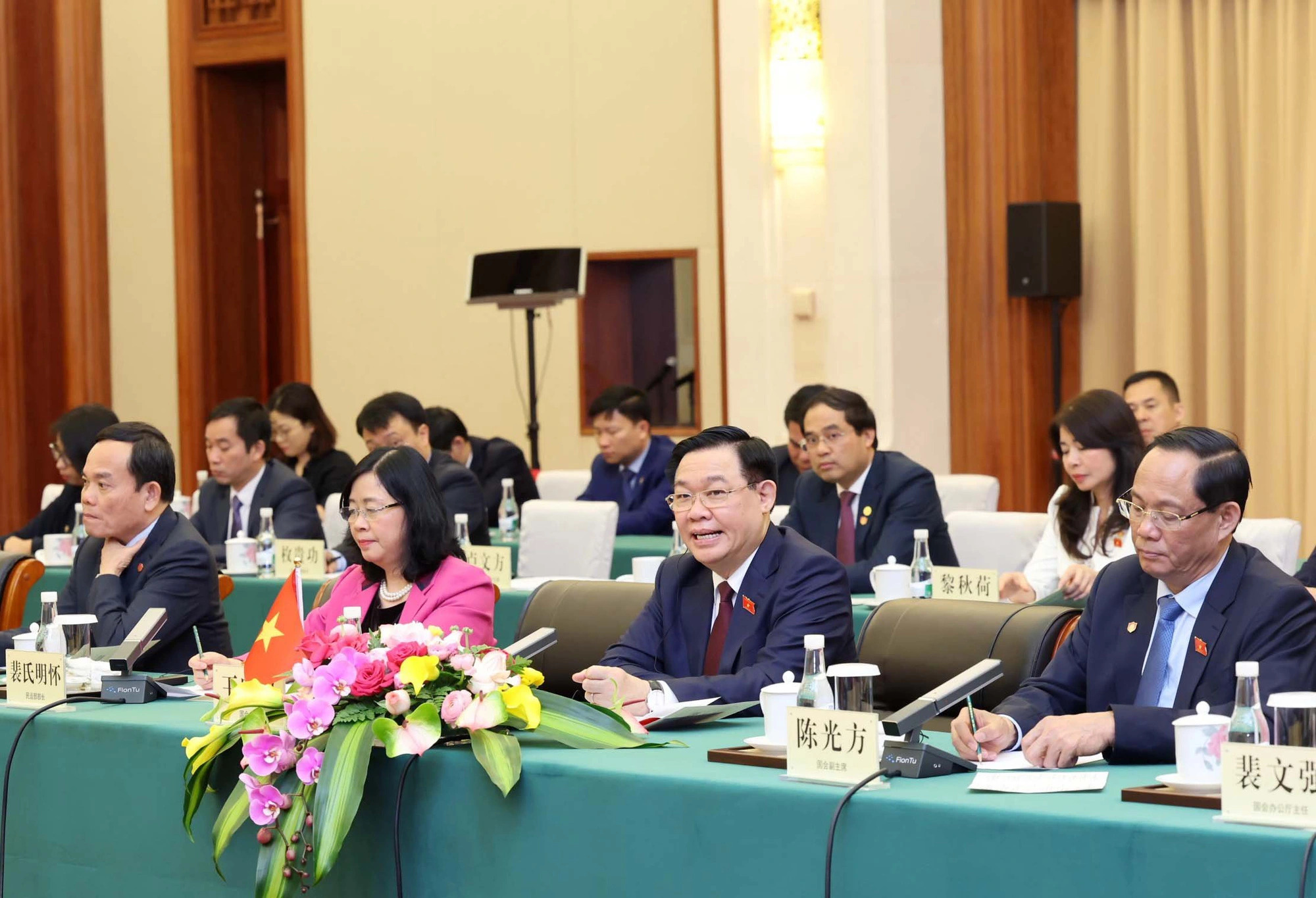 Vietnam’s National Assembly Chairman Vuong Dinh Hue (first row, R, 2nd) and a Vietnamese delegation attend a meeting with Wang Ning, Secretary of the Party Committee of Yunnan Province, China, April 11, 2024. Photo: Vietnam News Agency