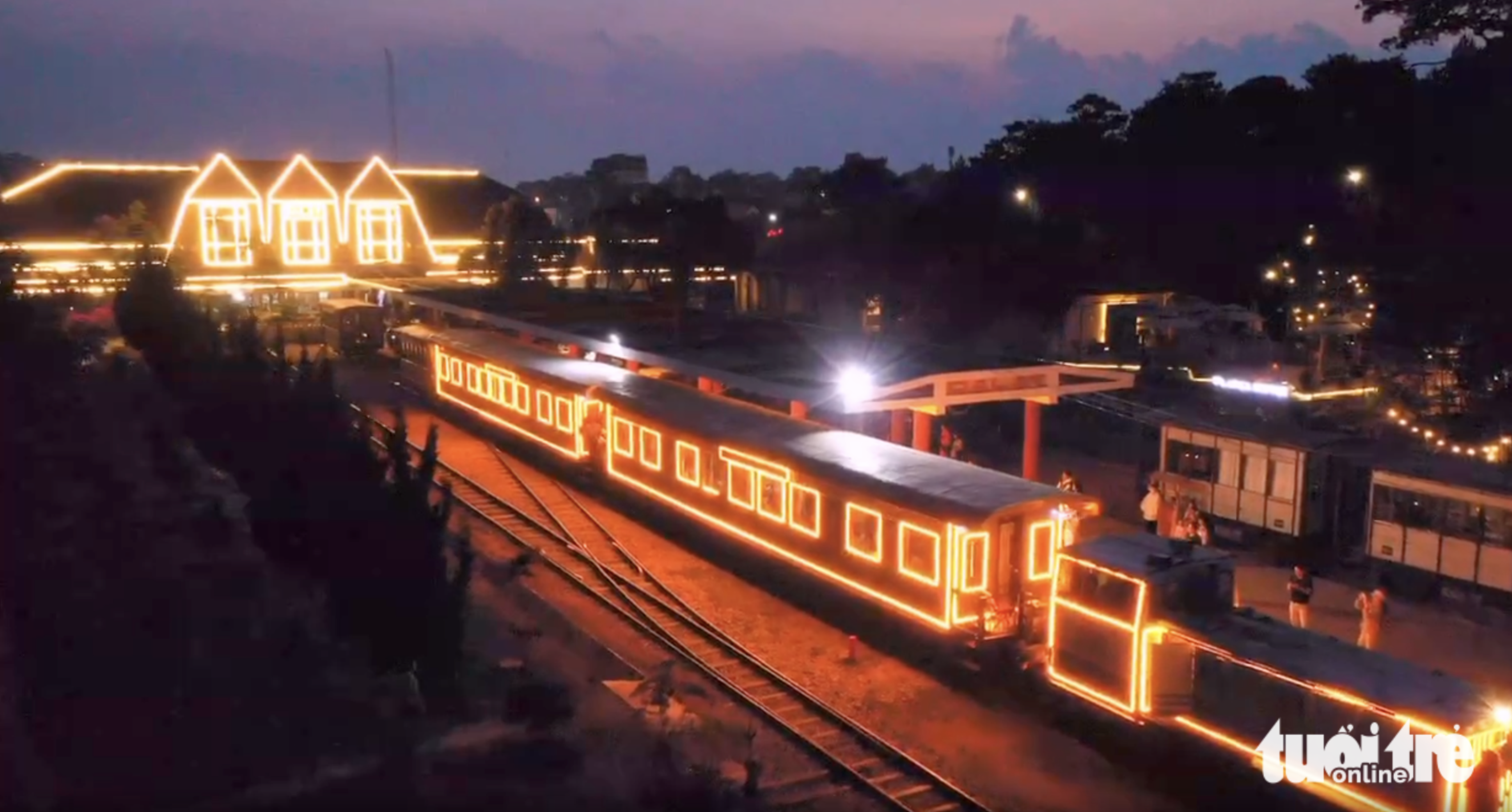 Vietnam’s Da Lat treats tourists to romanticized nighttime rail service