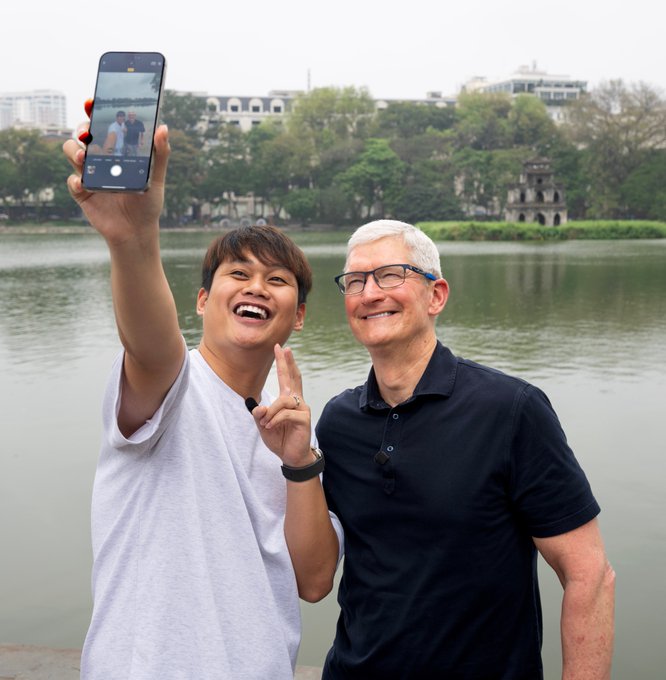 Tim Cook (R) takes a selfie with Ngo Duc Duy, also known as Duy Tham, a well-known content creator on YouTube and TikTok, on April 15, 2024. Photo: X page of Tim Cook